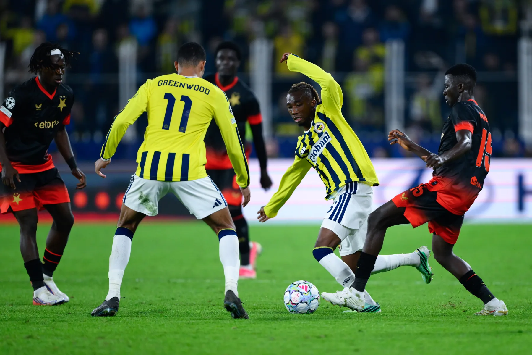 <p>Zeki Uzundurukan - Fotoma&ccedil;: İlk golde Guendouzi b&uuml;y&uuml;k hata yaptı, gol&uuml; yedik. 90'da t&uuml;m savunmamız uyudu ve o kahreden gol&uuml; yedik. Beraberliğe &uuml;z&uuml;l&uuml;yoruz, kahroluyoruz! &Ccedil;&uuml;nk&uuml; Slavia Prag, Şampiyonlar Ligi'nin en zayıf halkasıydı. Sonu&ccedil; olarak &uuml;&ccedil; ma&ccedil;ta iki puana ulaştı Fenerbah&ccedil;e! Ama bu futbol ve Şampiyonlar Ligi'ndeki vasat oyun, 25 milyon Fenerbah&ccedil;e taraftarına ilk 24'&uuml; vadetmiyor! Yazık &ccedil;ok yazık oldu!</p>