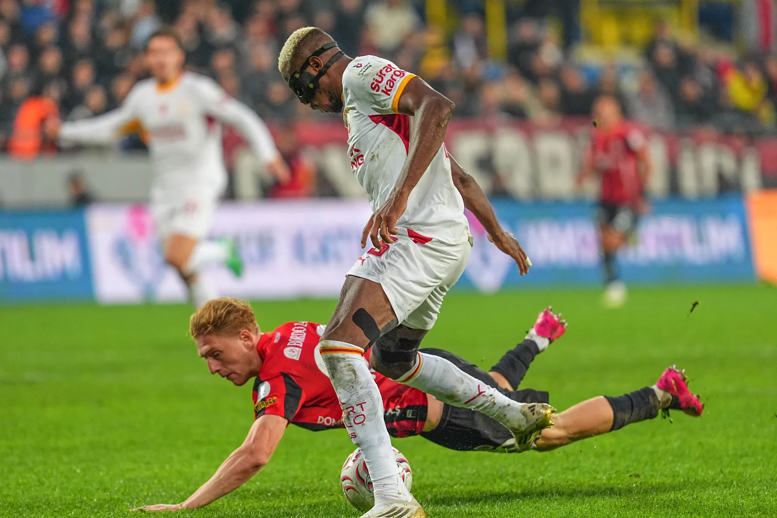<p class="MsoNormal"><span lang="TR"><strong>Uğur Meleke:</strong> Galatasaray da aynen Avrupa&rsquo;daki diğer temsilcilerimiz gibi bir ayda 8 ma&ccedil;lık sert bir fikst&uuml;r&uuml;n i&ccedil;inde. Salı Barcelona&rsquo;yla oynadılar, d&uuml;n Gen&ccedil;lerbirliği ile. &Ouml;nlerinde Lille deplasmanı ve sonra da Fenerbah&ccedil;e derbisi var. B&ouml;yle bir takvim i&ccedil;inde normalde en fazla rotasyonu yapmanız gereken, asları dinlendirmeniz icap eden fikst&uuml;r Ankara deplasmanı gibi duruyor &ouml;yle değil mi?</span></p>
<p class="MsoNormal"><span lang="TR">D&uuml;n Galatasaray kazandı ancak &ccedil;ok zorlandı 88&rsquo;e kadar. Osimhen zaten Barcelona &ouml;n&uuml;nde de k&ouml;t&uuml;yd&uuml;, ona esas ihtiya&ccedil; duyulacak Lille-Fenerbah&ccedil;e ma&ccedil;ları &ouml;ncesi ben Ankara&rsquo;da 90 dakika sahada kalacağını beklemiyordum doğrusu. Davinson&rsquo;da da yorgunluk belirtileri var. İlk devrede neredeyse asist yapıyordu Salih&rsquo;e.</span></p>
<p class="MsoNormal"><span lang="TR">Ayrıca Eren&rsquo;in Lamine Yamal karşısında dağılması belki normal karşılanabilir ancak d&uuml;n Fıratcan &ouml;n&uuml;nde de zor durumlara d&uuml;şt&uuml; milli sol bek.</span></p>
<p class="MsoNormal"><span lang="TR">Ma&ccedil;ın kaderini ise herkesin vazge&ccedil;tiği bir an koşup topu geri kazanan Batrakov belirledi bir bakıma.</span></p>
<p class="MsoNormal"><span lang="TR">&Ouml;zellikle Sane bu kadar kolay kaybederken, yitirdiği topu (bir-iki istisna hari&ccedil;) seyrederken Batrakov&rsquo;un 88&rsquo;de b&ouml;yle bir top kazanması &ouml;nemli bir detay. (H&uuml;rriyet)</span></p>
<p>&nbsp;</p>
<p>&nbsp;</p>