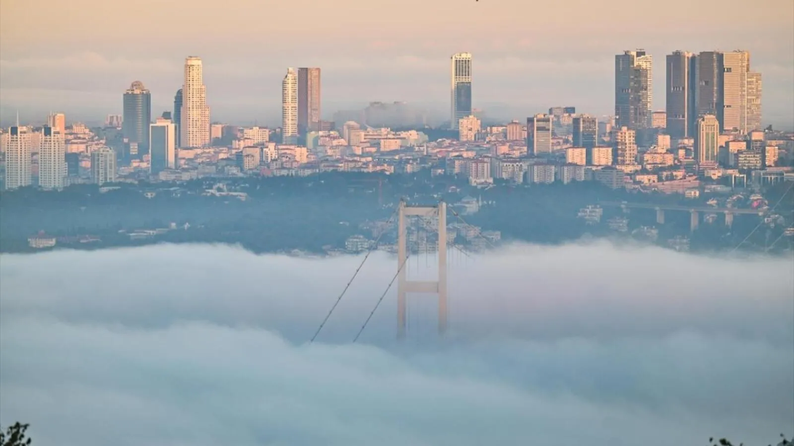 Meteoroloji'den yeni hava tahmini: Türkiye’nin bir bölümünde sağanak, diğerinde sis ve pus bekleniyor!