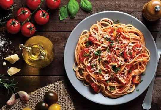 <p>Tam tahıllı ekmek, makarna, bulgur: Tam tahıllar, lif ve &ccedil;eşitli B grubu vitaminlerini i&ccedil;eriyor. Beyaz ekmek yerine tam tahıllı se&ccedil;eneklere y&ouml;nelmek, dengeli beslenme a&ccedil;ısından yarar sağlıyor.</p>