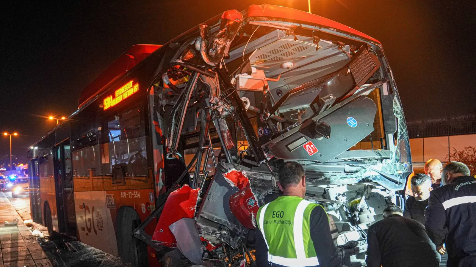 Ankara'da belediye otobüsünün yaya üst geçide çarpması sonucu 24 kişi yaralandı