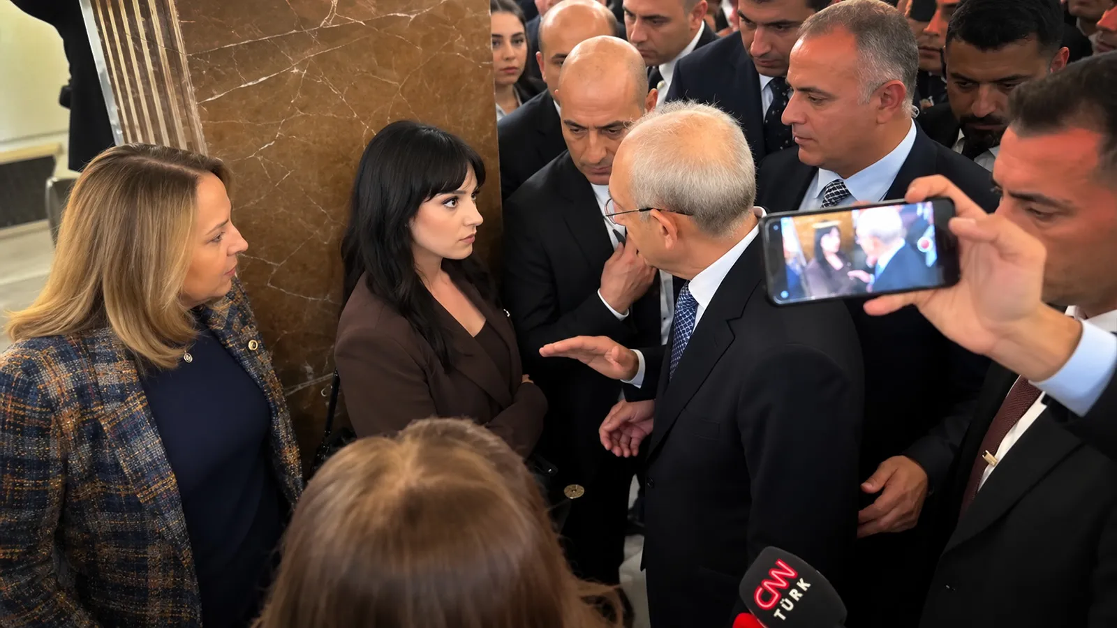 Kemal Kılıçdaroğlu'nun korumalarından gazetecilere fiziki müdahale!