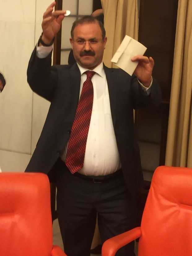 TBMM'de anayasa değişiklik teklifi maddelerinin görüşülmesine ilişkin olarak yapılan oylamada, AKP'li vekillerin pozları sosyal medyaya yansıdı.